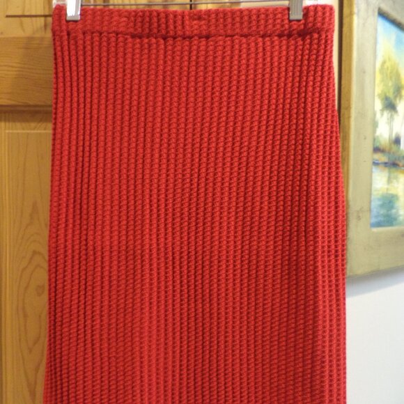 St. John Knit Pencil RED Skirt ~ Size: 6 Excellent Condition and Appearance - Picture 8 of 9